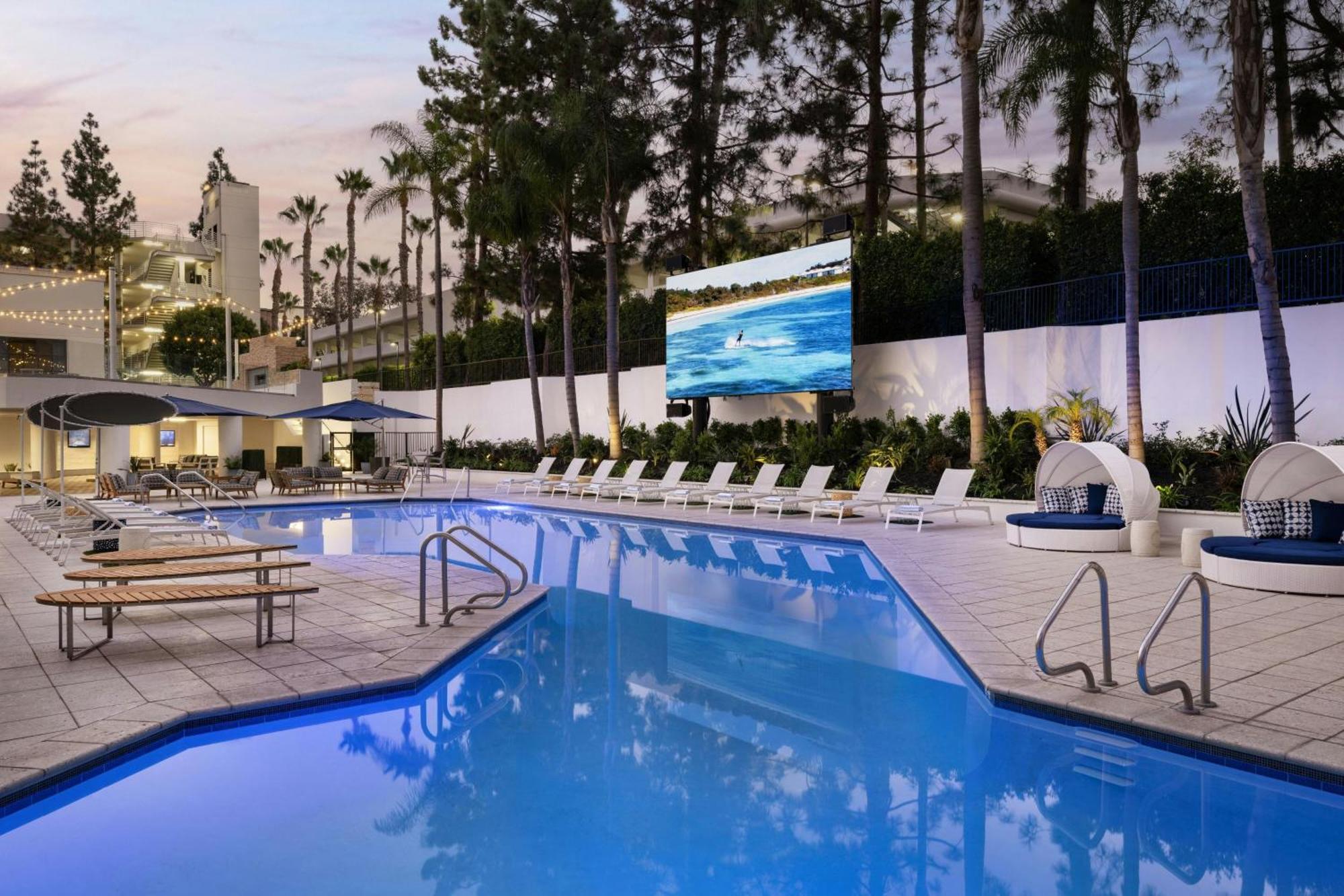 Отель Irvine Marriott Экстерьер фото